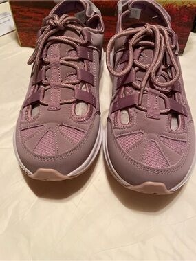Lightweight Women's Athletic Sneakers in Dusty Mauve
